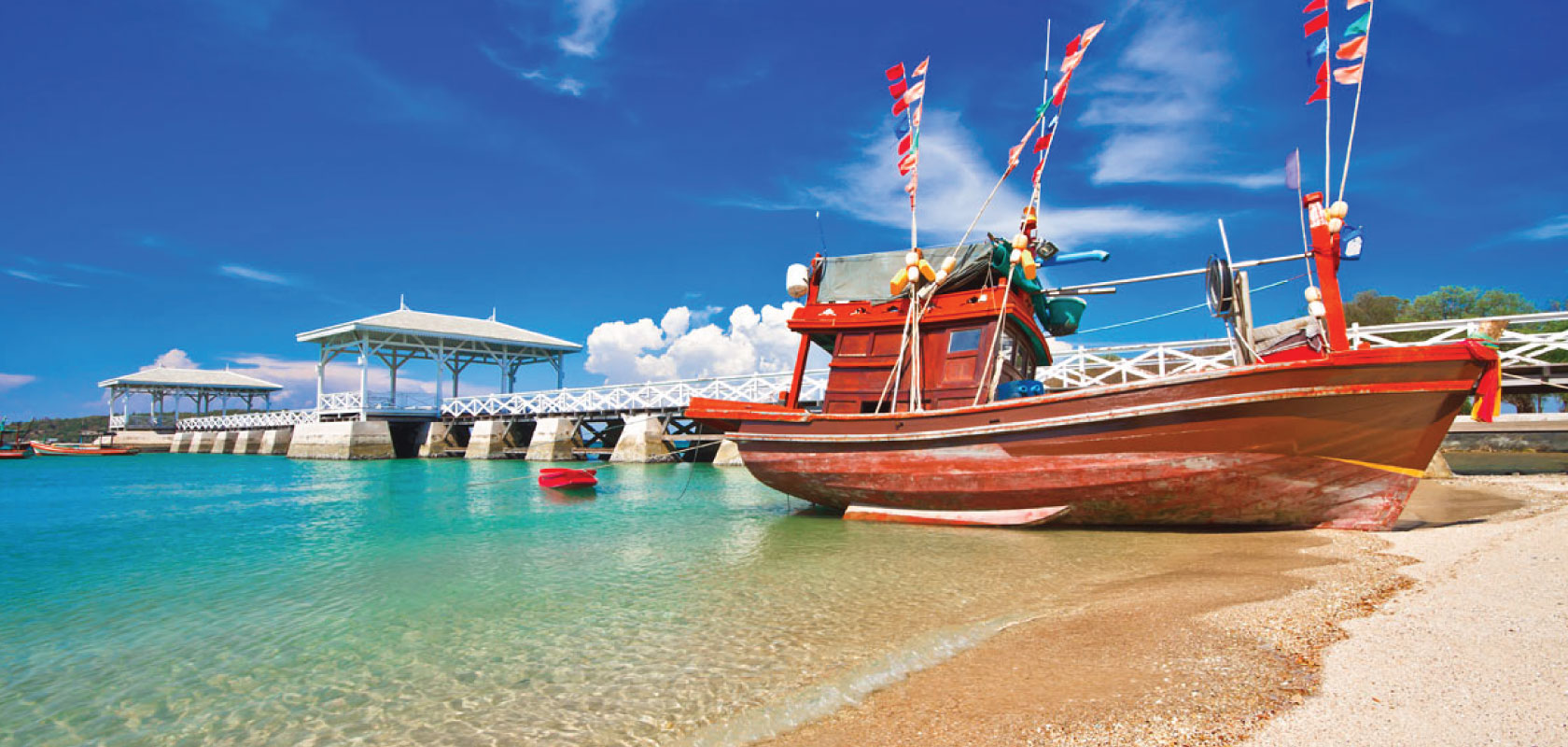 A picture of a boat lying on the beach on Koh Sichang, Thailand